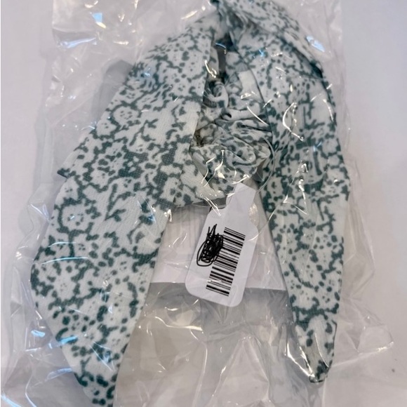 J crew bow hair scrunchie green/white - Picture 2 of 3